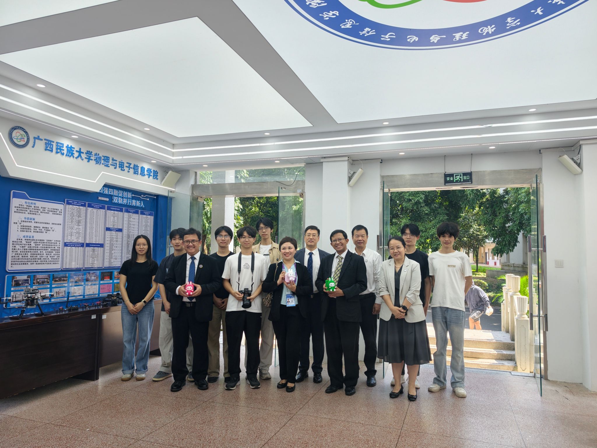 来访交流丨印尼国家创新研究机构代表团到访物理与电子信息学院