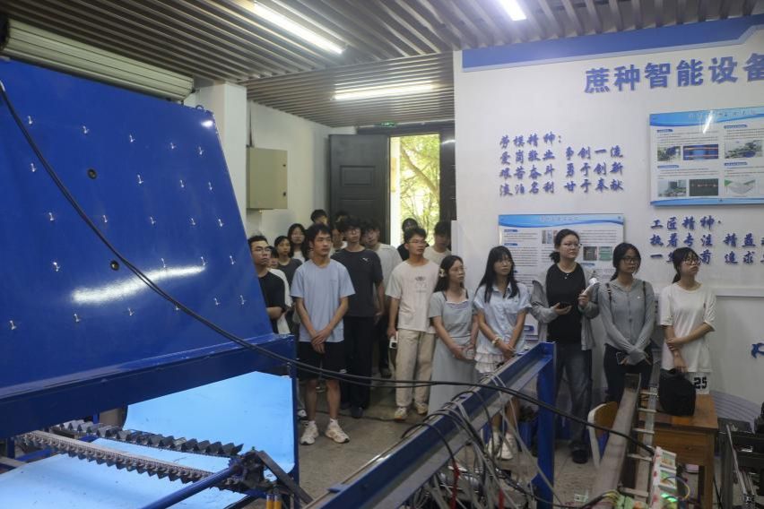 物理与电子信息学院成功举办2026年科技活动周智慧农业实验室开放日活动